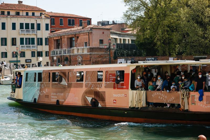import:Artes Visuales/21-22-23 oil paintings_Gabriela Mistral, Violeta Parra, My mother’s portrait as a poster in Venice streets/93a5104-1.jpg
