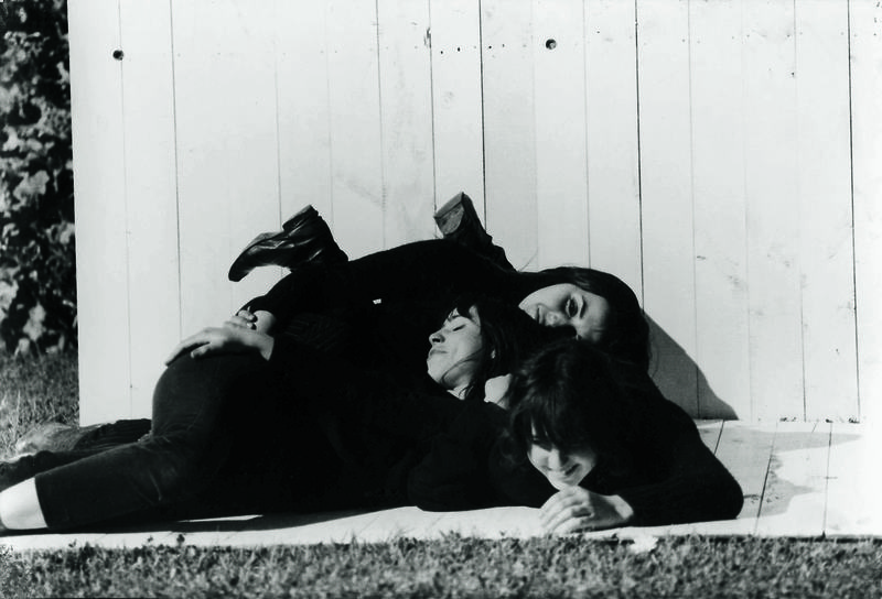 import:Artes Visuales/6-7 images of Tribu No ceremonies, and_or Knot of Three (girls in a knot)/CV_1969_01_improv_nudo de 3.jpg