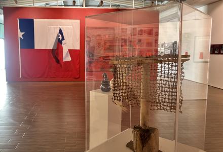 Poncho de Nudos, Cecilia Vicuña, 2000. Exposición Estrella Distante, CNAC, 2026