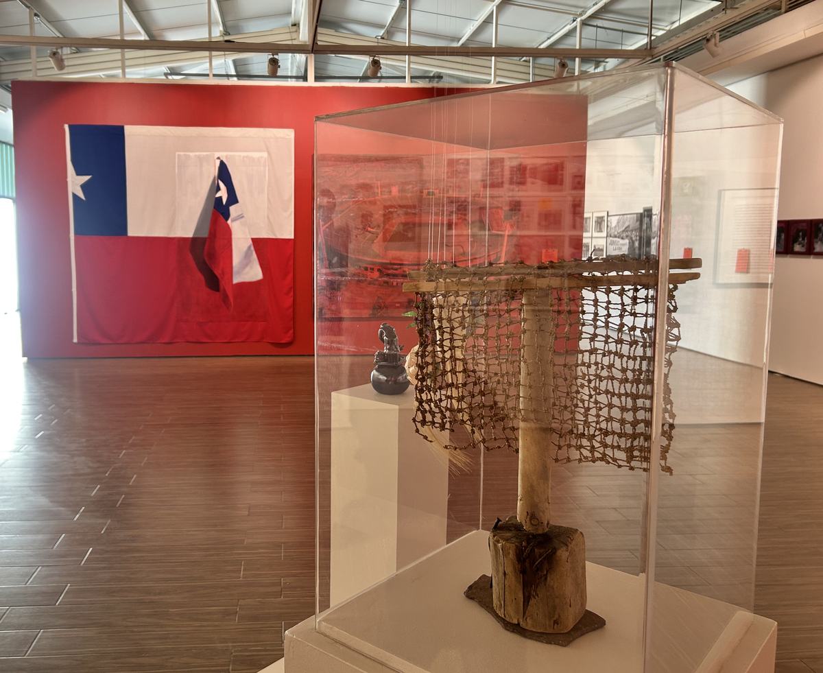 Poncho de Nudos, Cecilia Vicuña, 2000. Exposición Estrella Distante, CNAC, 2026