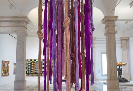 Quipu Viscera, 2017, versión 2025, site-specific, Smithsonian American Art Museum @Cecilia Vucuña