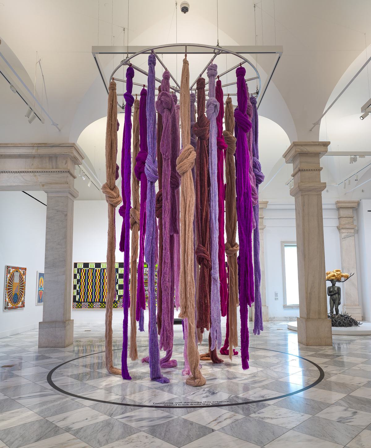 Quipu Viscera, 2017, versión 2025, site-specific, Smithsonian American Art Museum @Cecilia Vucuña