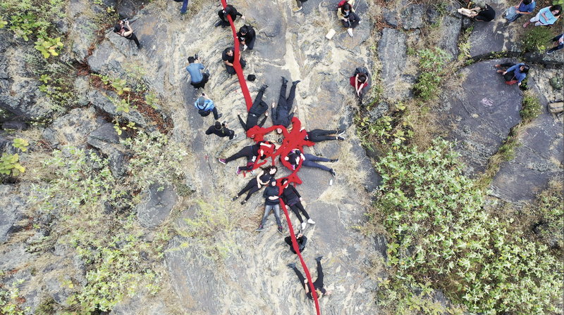 import:Artes Visuales/14-15-16 Collective living quipus_Beach Ritual Athens, Quipu Lava MUAC, Quipu East River Guggenheim, NY/Vicuña Quipu Lava MUAC 2020.png